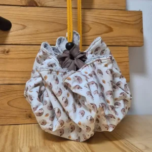 Petit sac de plage rond ou trousse de toilette, motif hérissons sur fond crème, suspendu par un cordon jaune