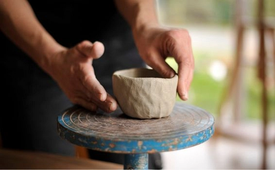 Fabrication artisanale d’un objet en céramique façonné à la main en Bretagne