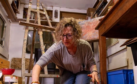 Artisan travaillant dans son atelier, symbole d’un commerce humain et durable